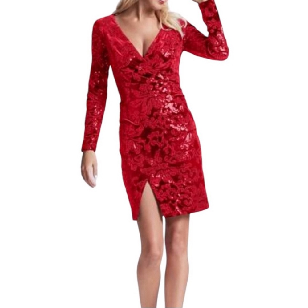 Stunning red velvet dress from Venus back
Zip with hook and eye close